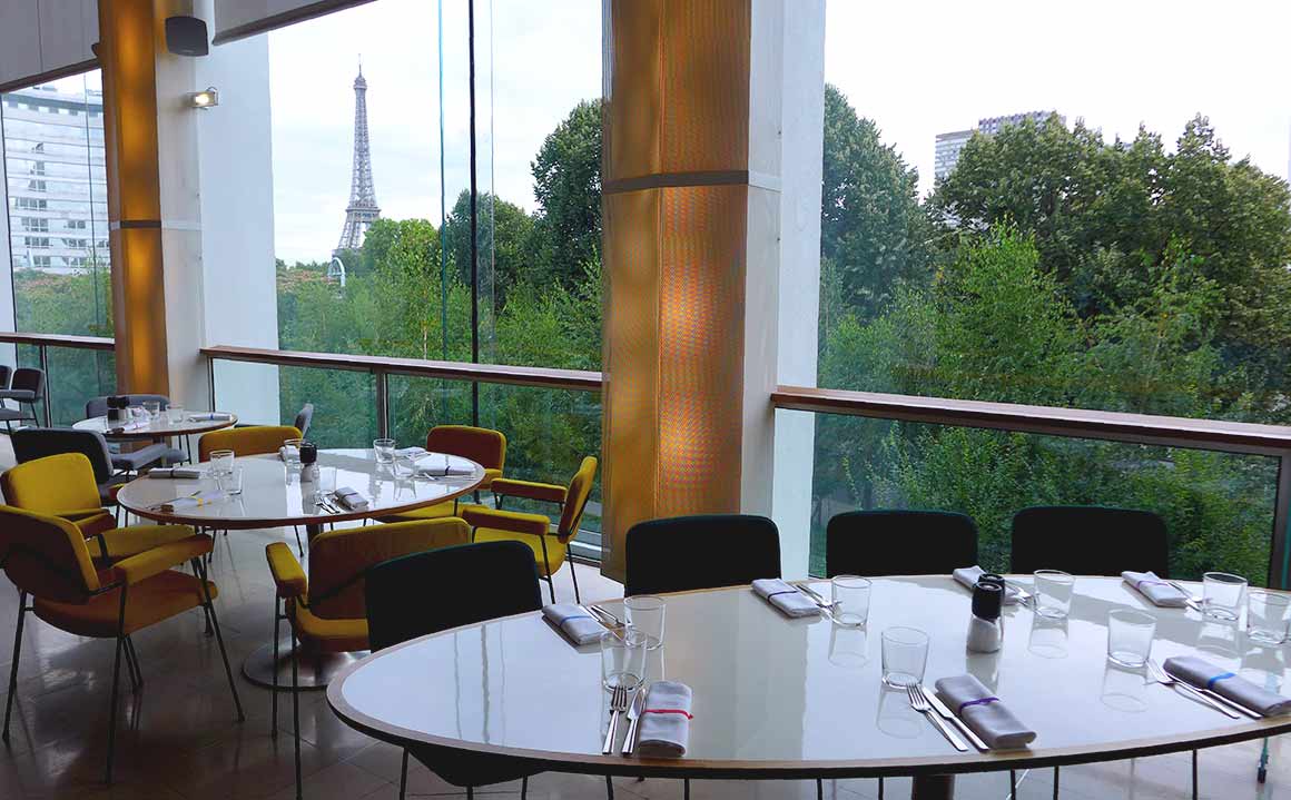 Restaurant RADIOEAT, Tables avec vue sur la Tour Eiffel
